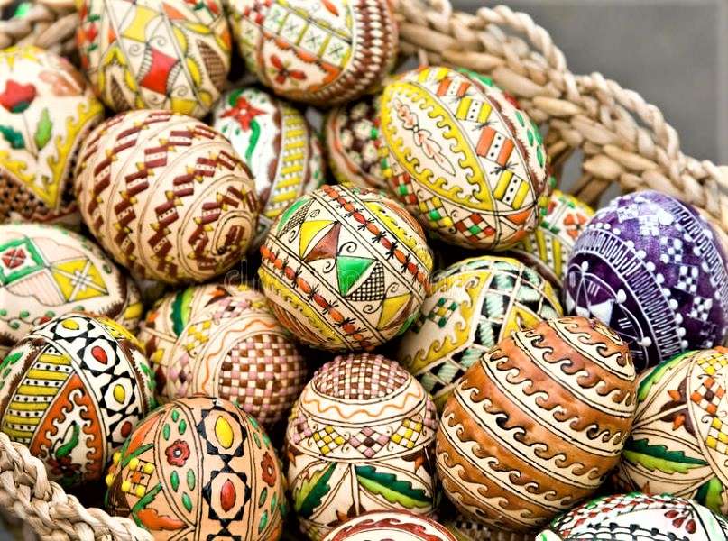 Pascua Muchos huevos de Pascua pintados en la cesta. rompecabezas en línea