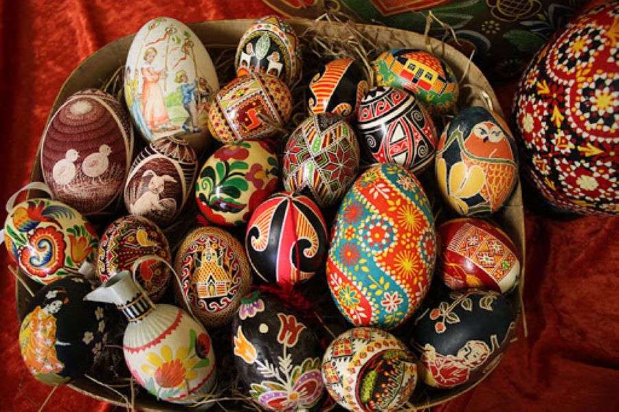 Paști Mulți au pictat ouă de Paște în coș jigsaw puzzle online
