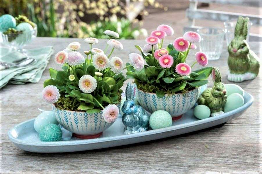 Decoración de Pascua de Pascua en la mesa del jardín rompecabezas en línea