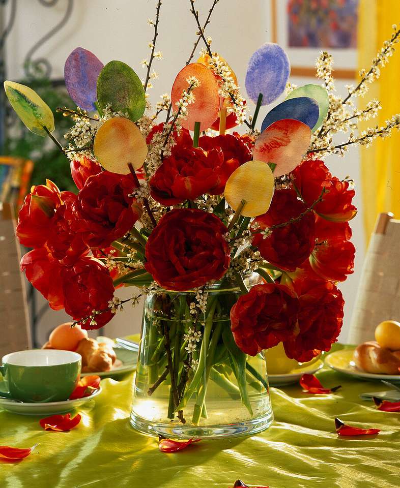 Húsvét színes húsvéti csokor az asztalon online puzzle