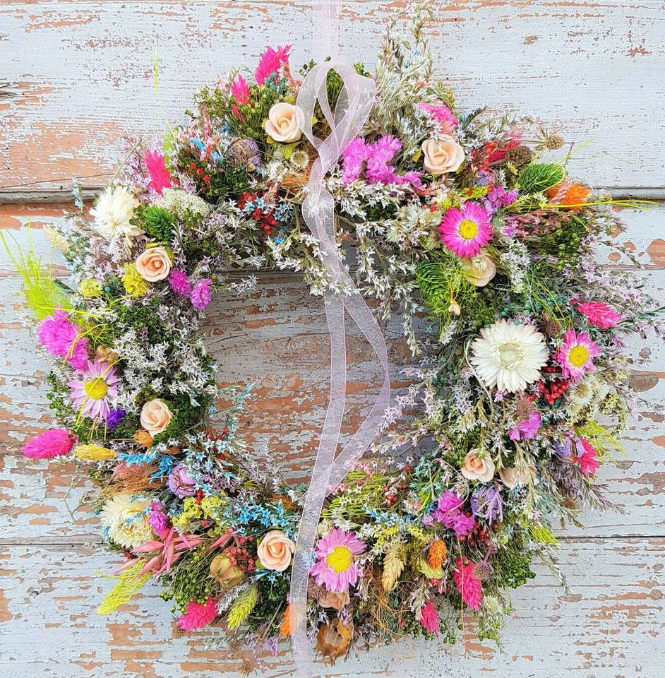 Easter Easter wreath on the wall jigsaw puzzle online