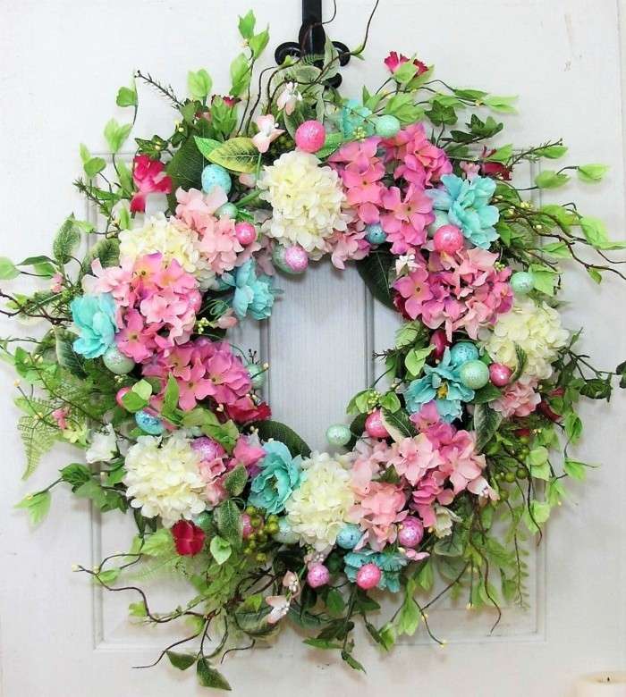 Easter wreath on the door jigsaw puzzle online