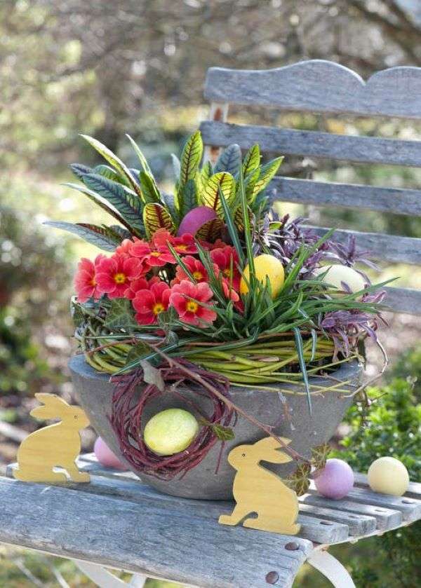 Decorazione di Pasqua di Pasqua sulla sedia da giardino puzzle online