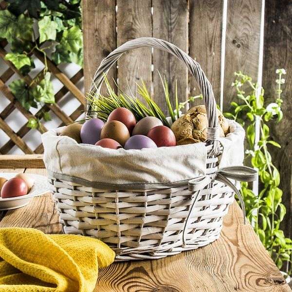 Cesta de huevos de Pascua de Pascua en la mesa de jardín rompecabezas en línea