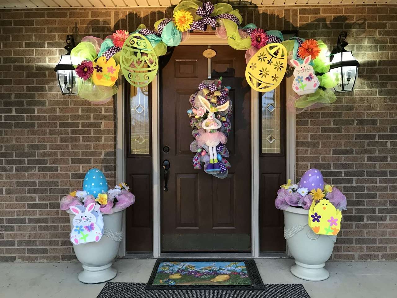 Decorazione di Pasqua di Pasqua davanti all'ingresso della casa puzzle online