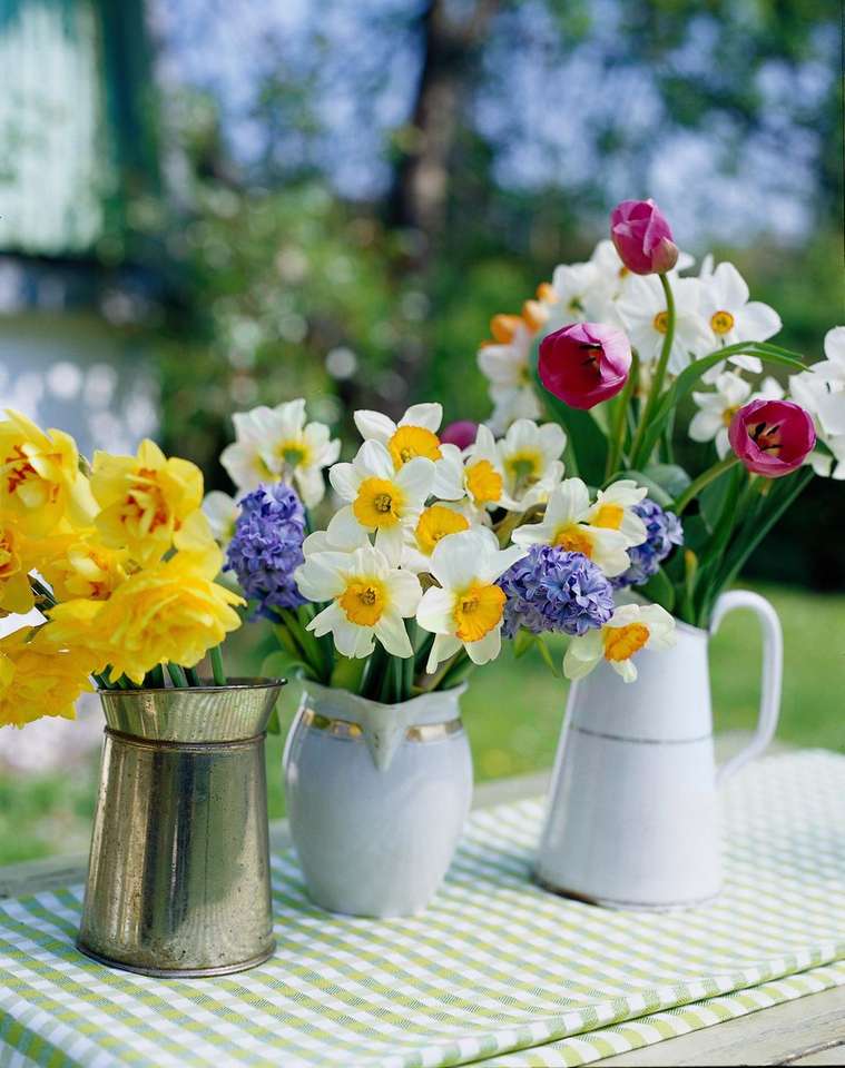 Пасхальный букет цветов на садовом столе онлайн-пазл