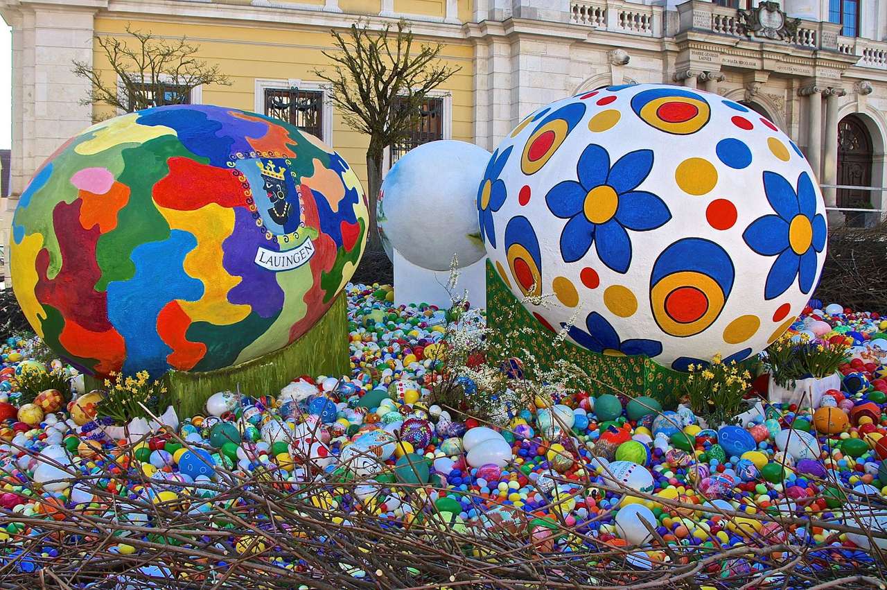 Velikonoce Obrovská velikonoční vajíčka ve městě Lauingen skládačky online