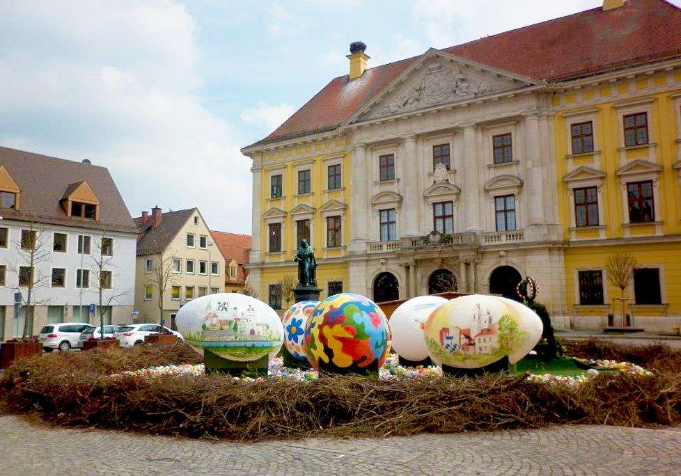Paște Ouă uriașe de Paște în centrul orașului puzzle online