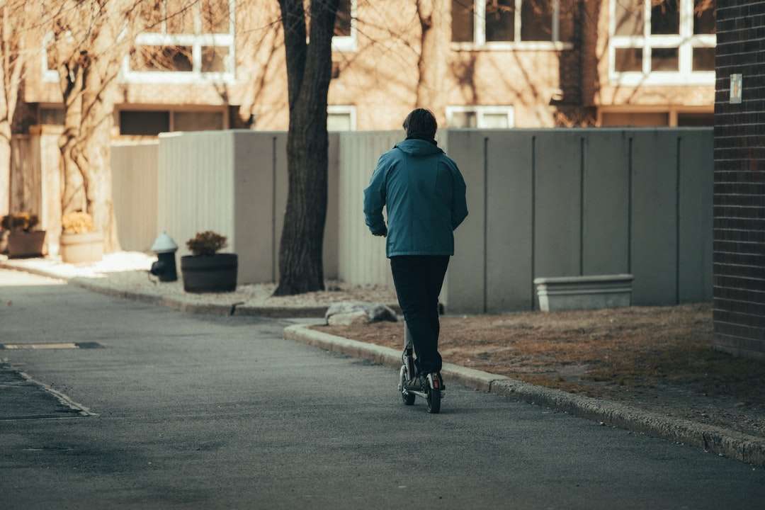 мъж в черно сако и черен панталон, ходещ по тротоара онлайн пъзел