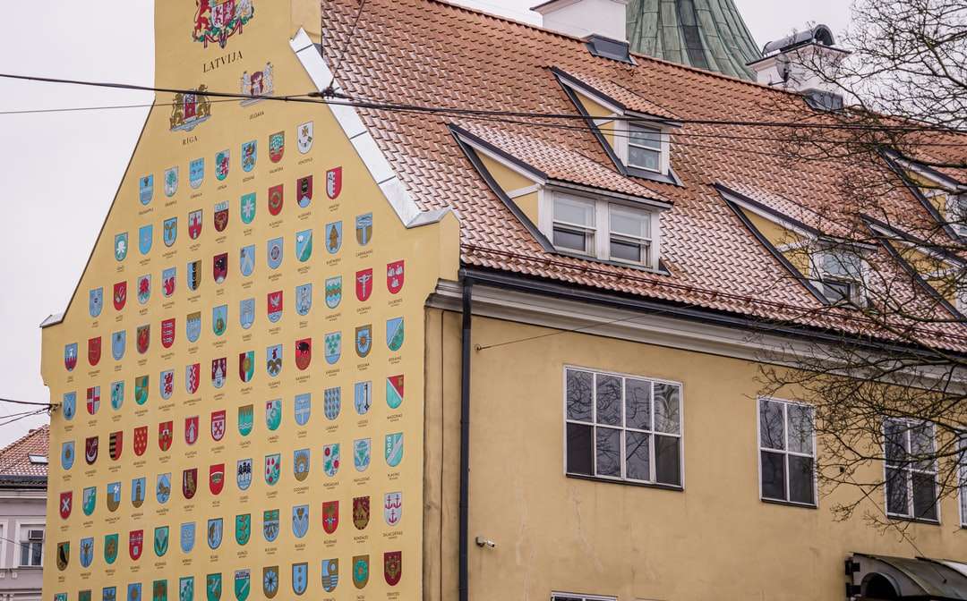 žlutá a hnědá betonová budova online puzzle