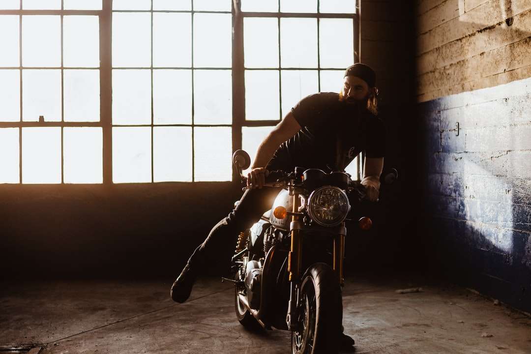 muž v černé košili na koni motocyklu online puzzle