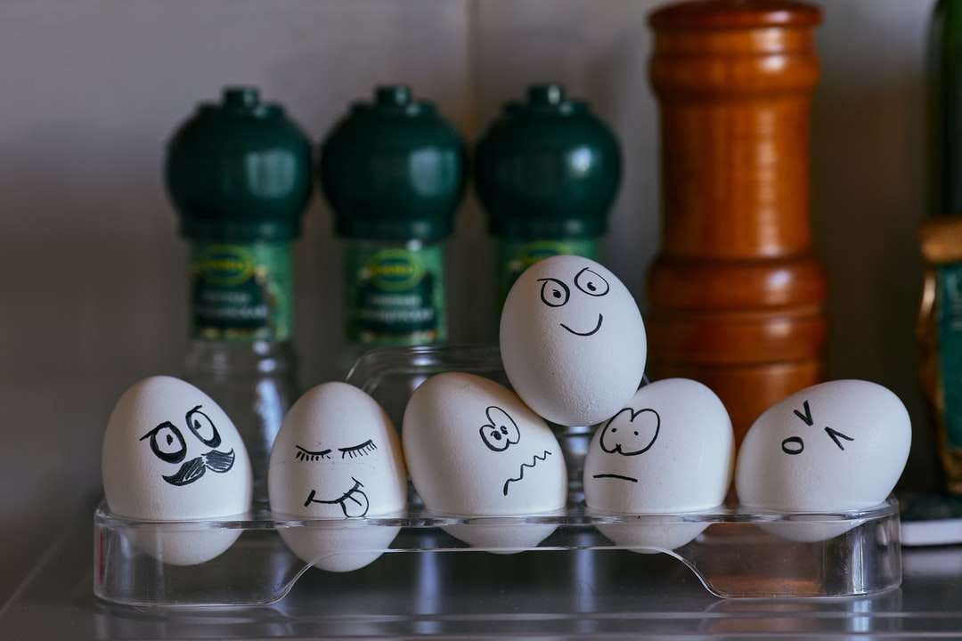 білі та чорні яйця на скляній стійці пазл онлайн