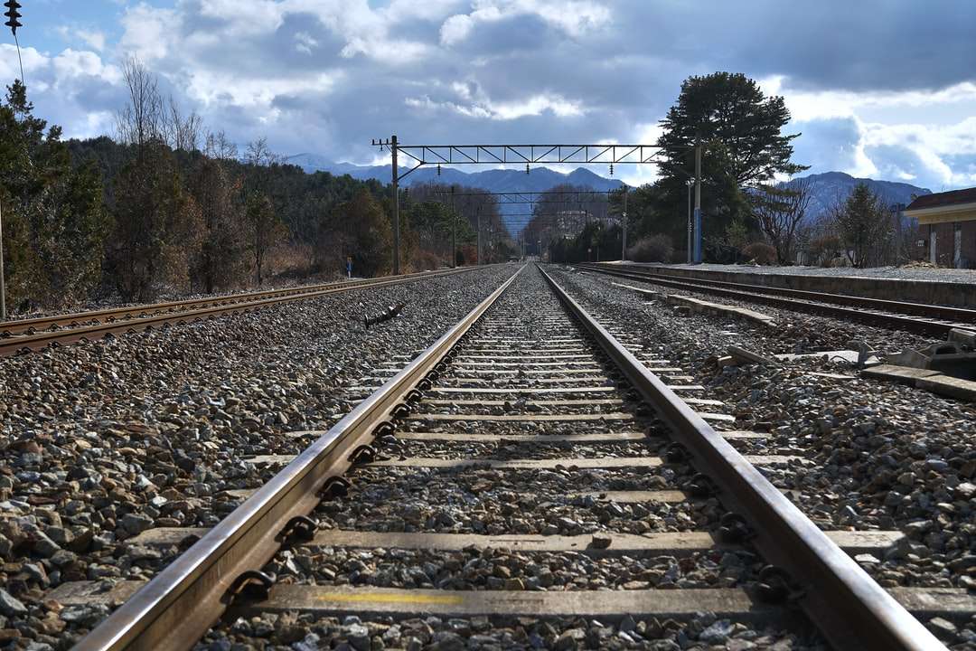Bruine treinrail onder blauwe hemel overdag online puzzel