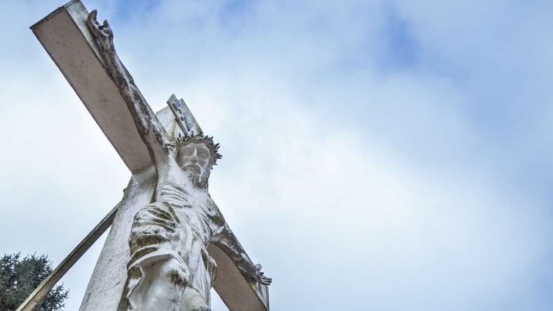 бяла бетонна статуя под синьо небе през деня онлайн пъзел