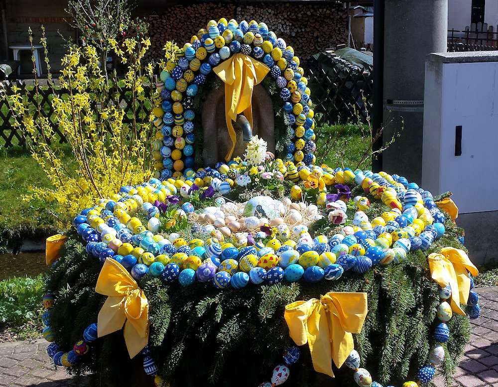 Easter fountain Langenwetzendorf online puzzle