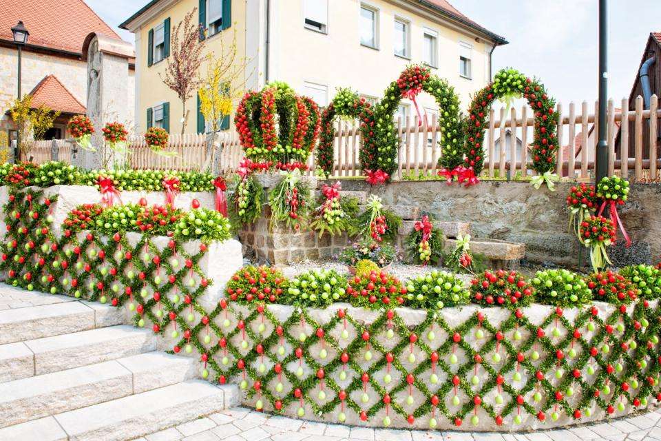 Easter Fountain Franconian Switzerland jigsaw puzzle online