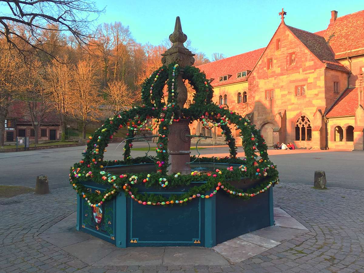 Fontaine de Pâques Maulbronner Klosterhof puzzle en ligne