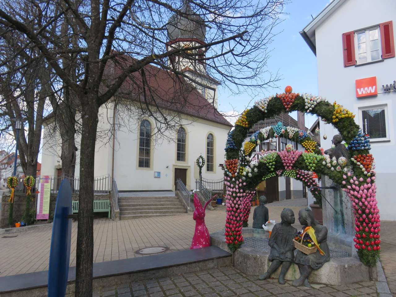 Fontana di Pasqua sulla piazza della chiesa puzzle online