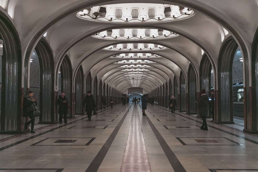 άνθρωποι που περπατούσαν στο διάδρομο με τα φώτα στραμμένα online παζλ
