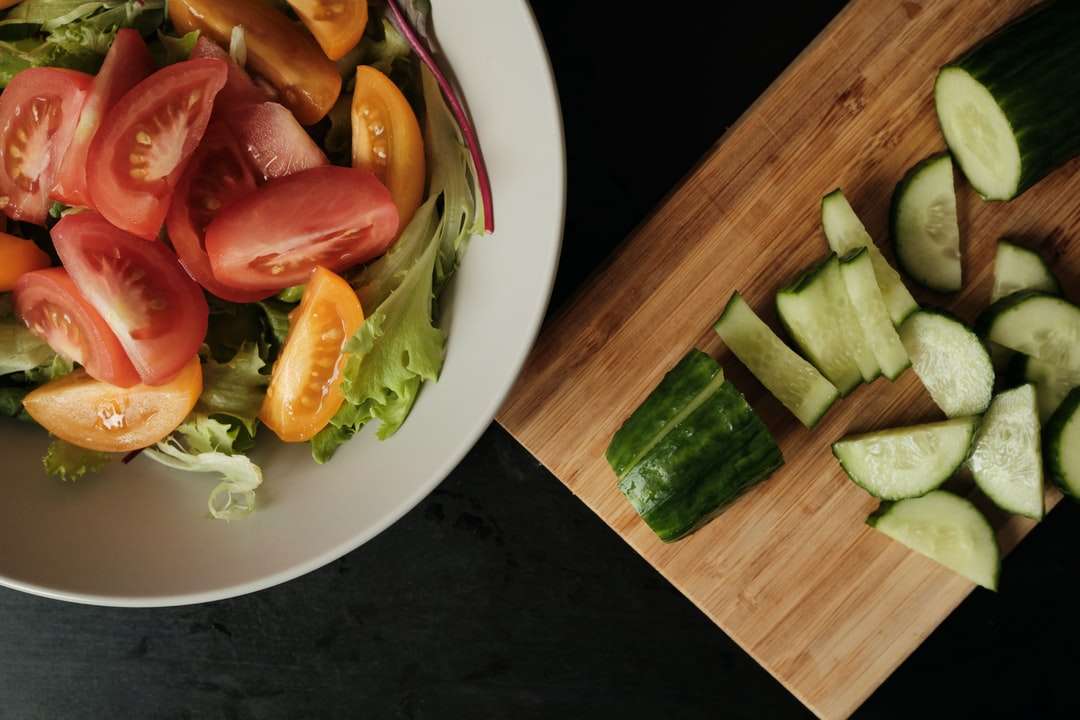 Tranches de concombre et tomate sur bol en céramique blanche puzzle en ligne