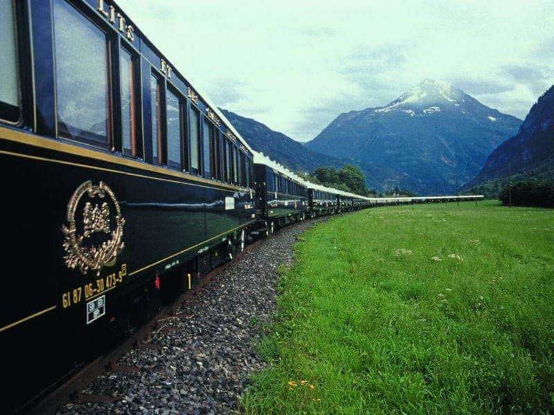 Un treno di lusso in montagna puzzle online