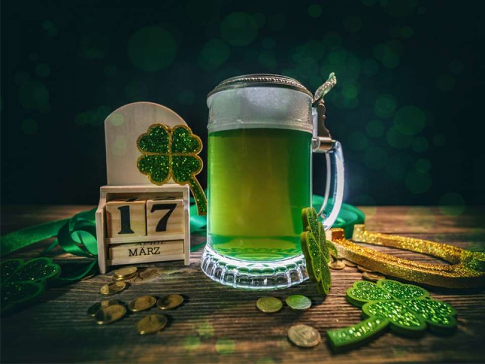 Cerveza verde irlandesa para las vacaciones. rompecabezas en línea