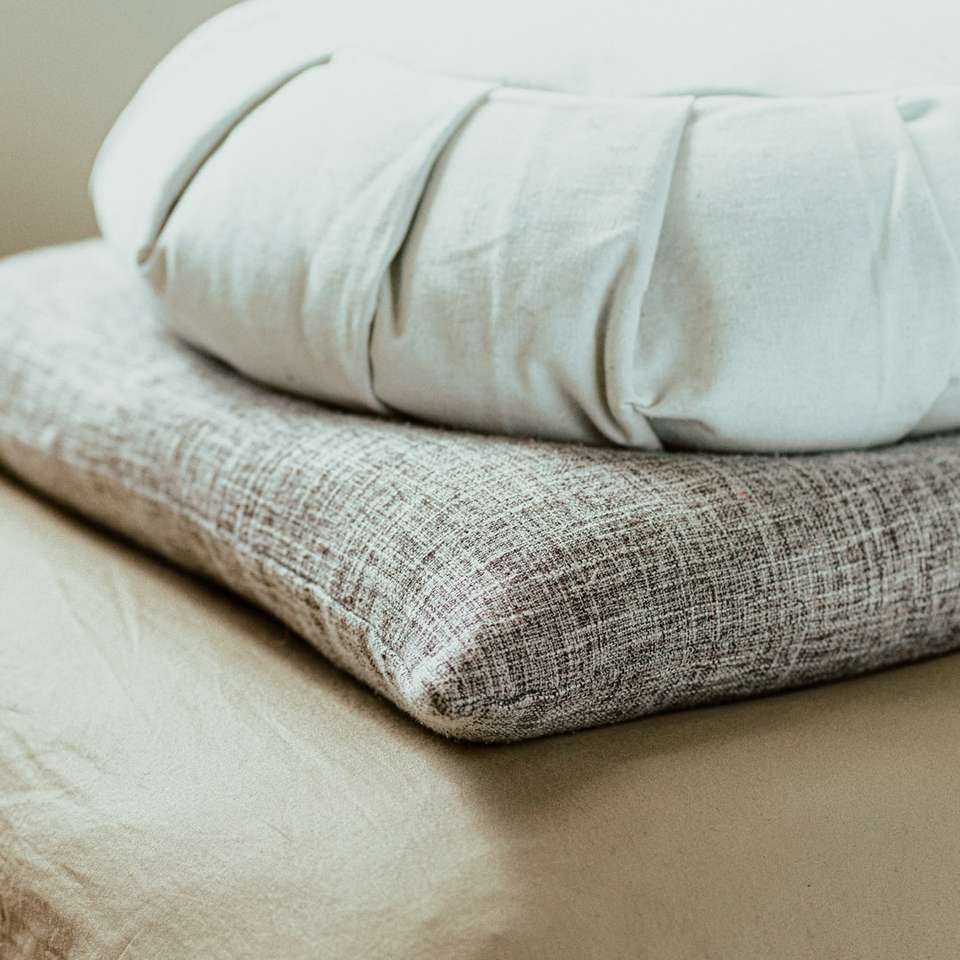 белая декоративная подушка на белом диване пазл онлайн