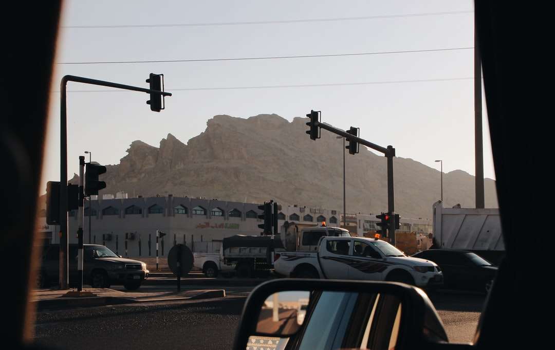 αυτοκίνητα στο δρόμο κοντά στο βουνό κατά τη διάρκεια της ημέρας παζλ online