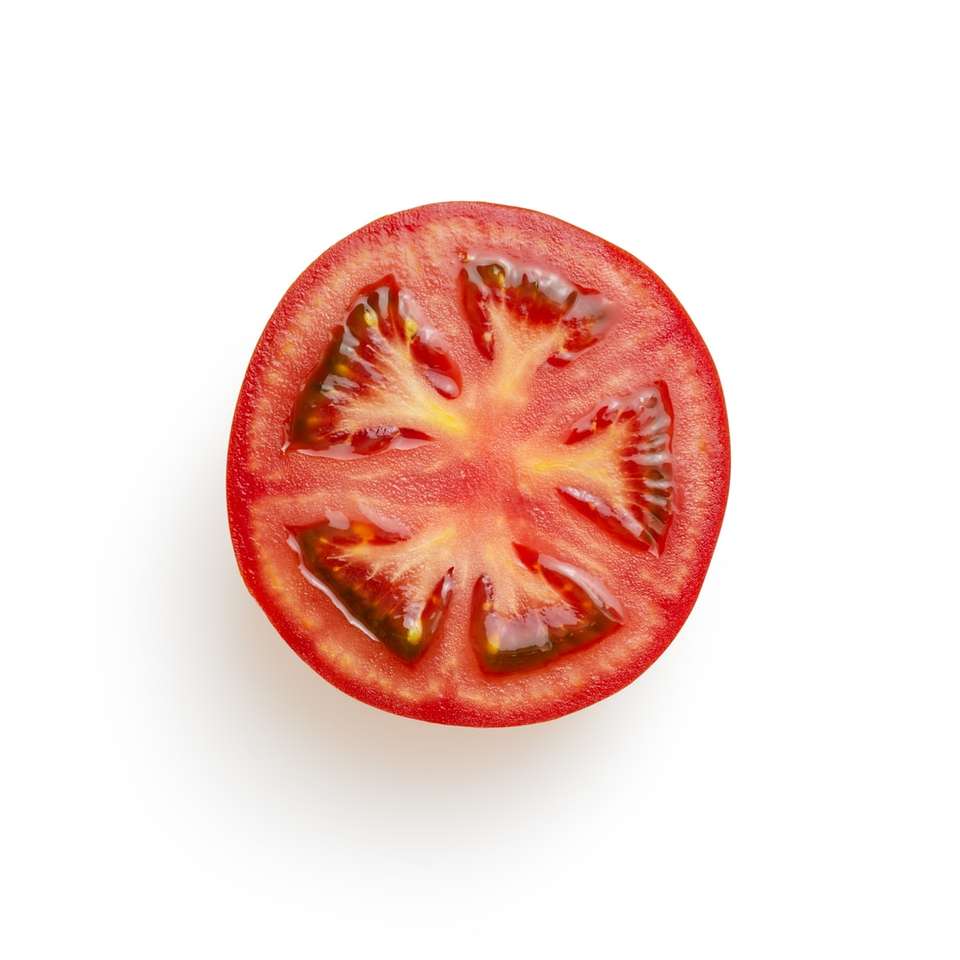 нарязан домат на бяла повърхност онлайн пъзел
