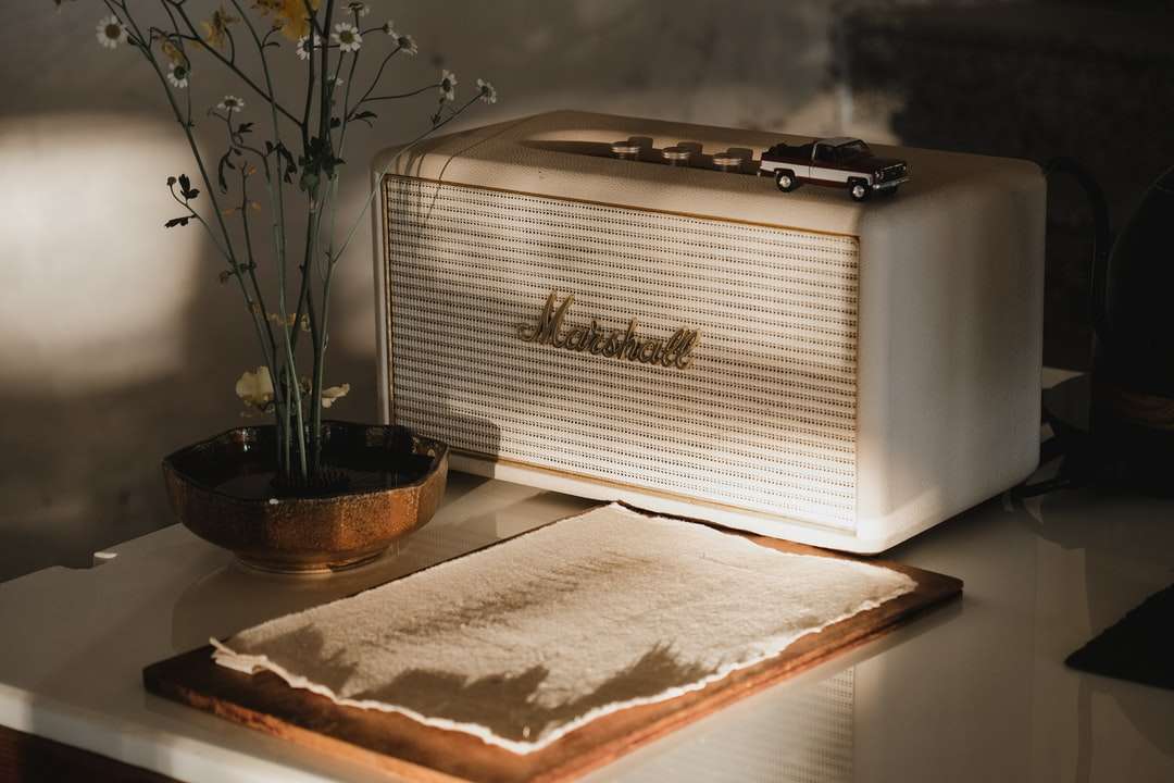 бяло и сребърно радио на бял текстил онлайн пъзел