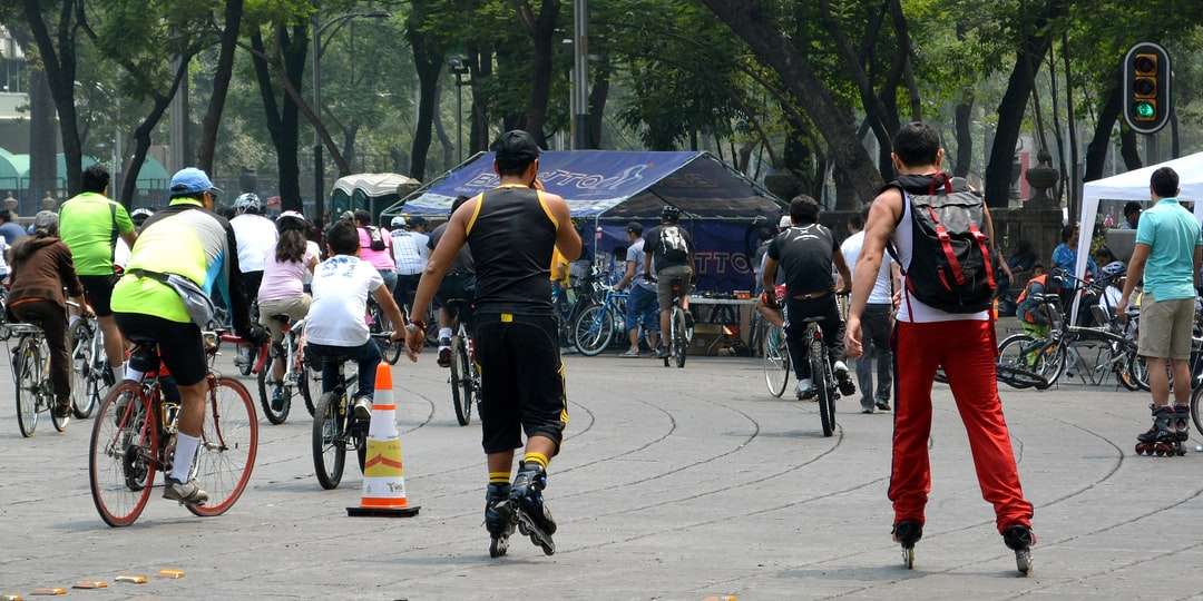 άτομα που οδηγούν ποδήλατο στο δρόμο κατά τη διάρκεια της ημέρας online παζλ