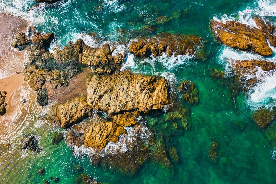 Formarea rocilor maro pe corpul apei în timpul zilei puzzle online