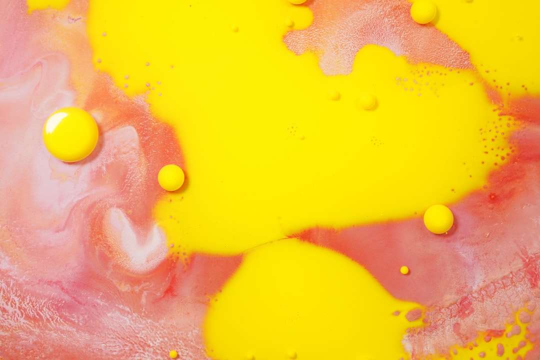 κίτρινο και κόκκινο υγρό σε διαυγές πλαστικό δοχείο παζλ online