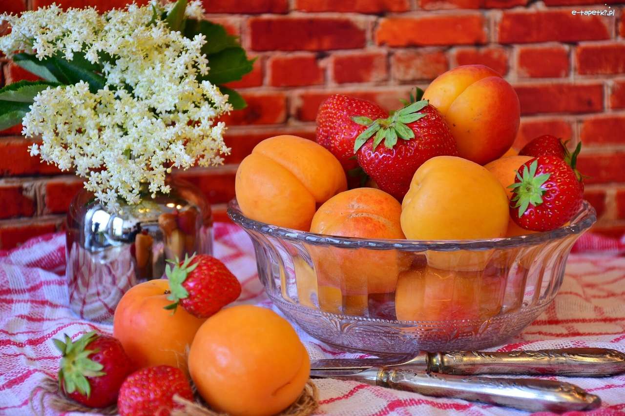 фрукты- абрикосы, клубника пазл онлайн