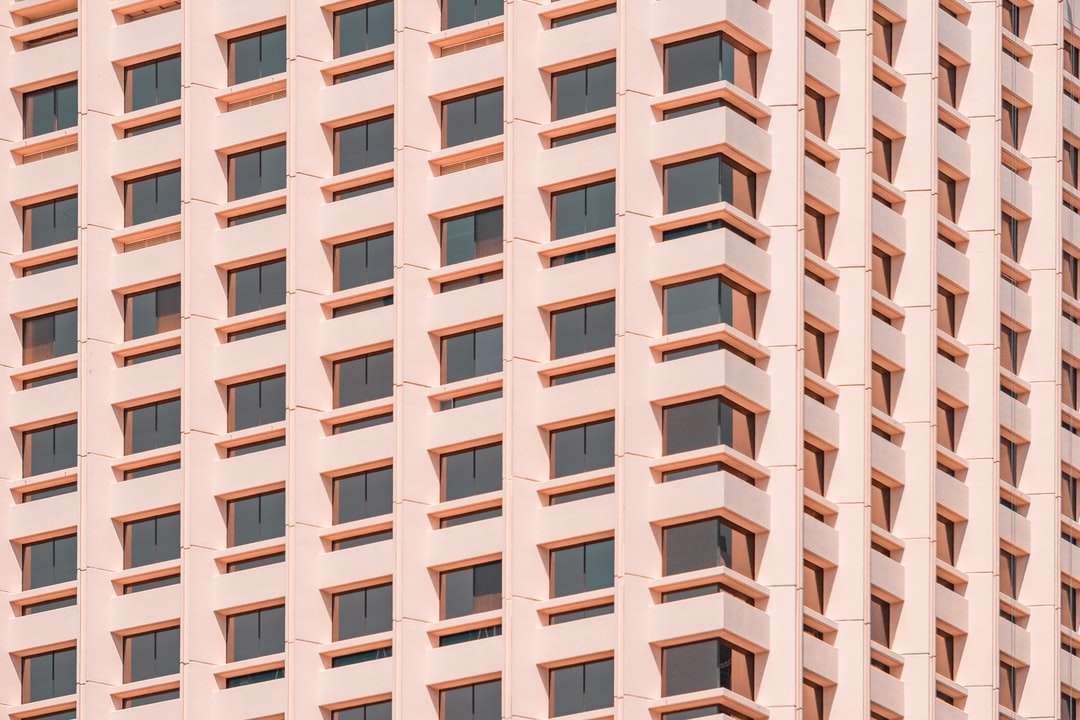 barna beton épület nappal online puzzle