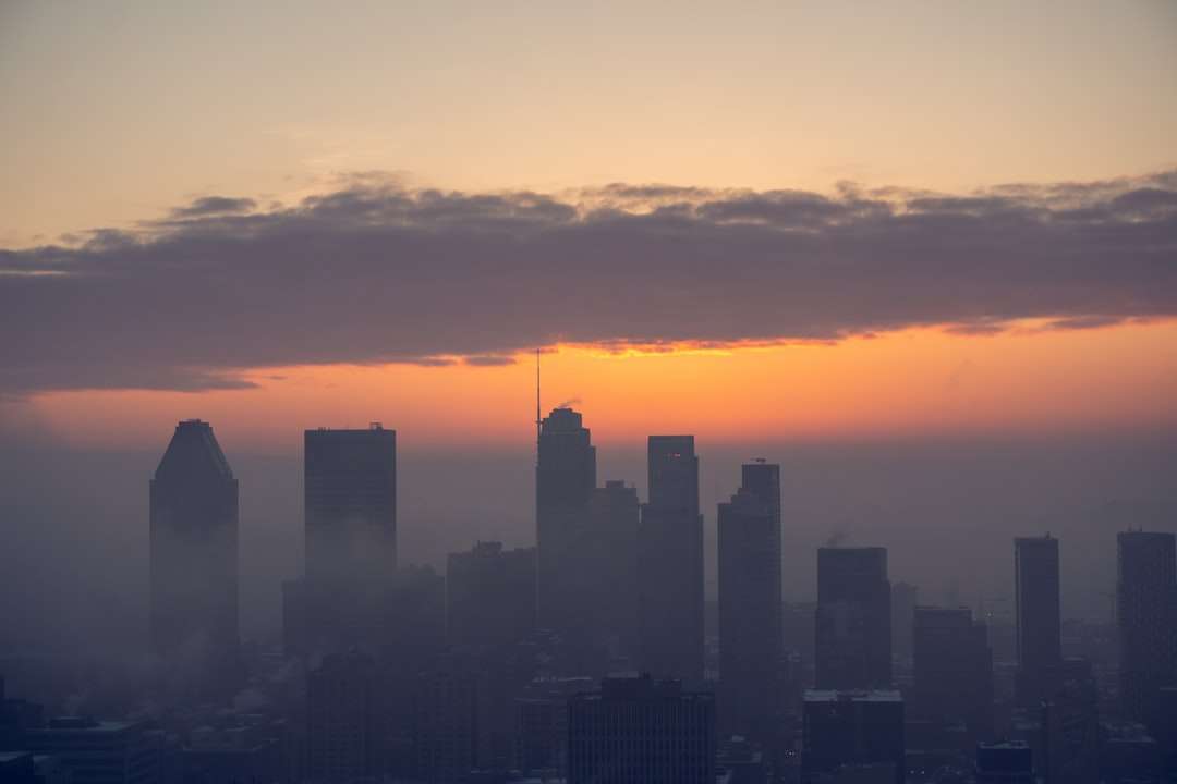 sziluettje a város épületei naplementekor kirakós online