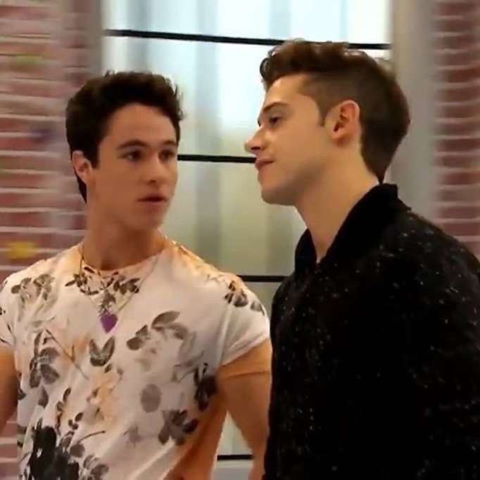 Simón och Matteo pussel på nätet