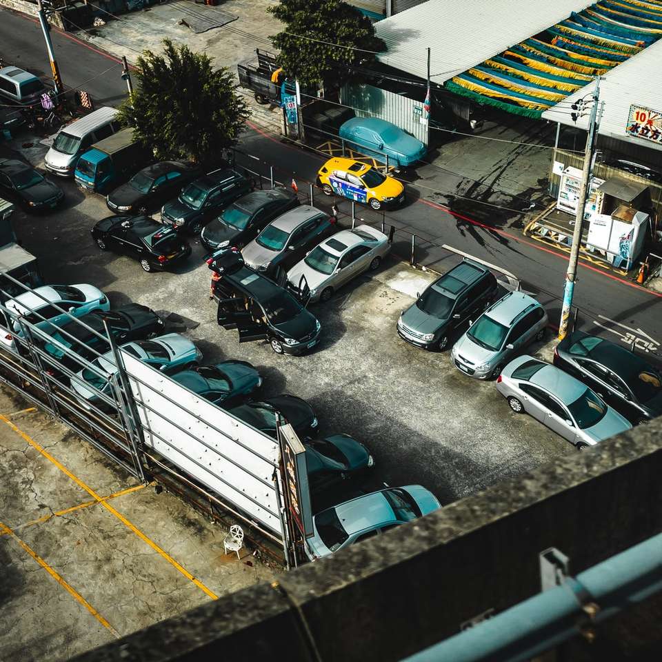 автомобили, припаркованные на стоянке в дневное время пазл онлайн