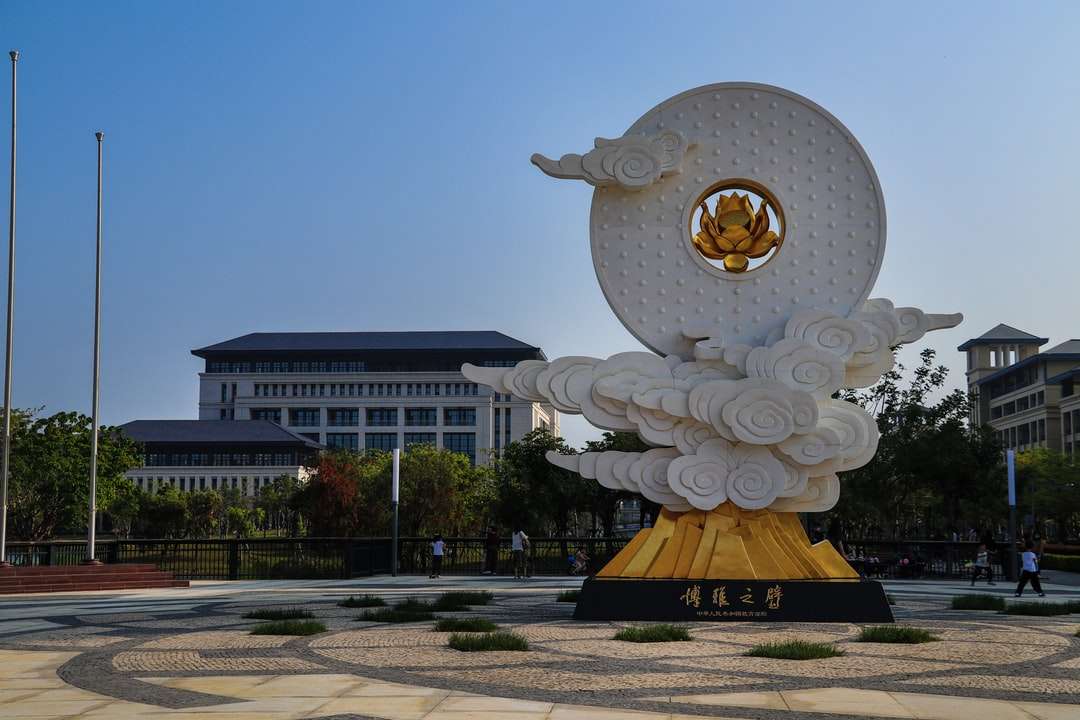 estatua redonda de oro y blanco rompecabezas en línea