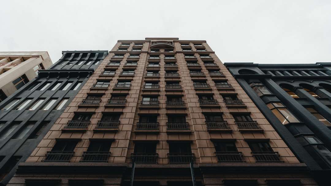 Edificio in cemento marrone durante il giorno puzzle online