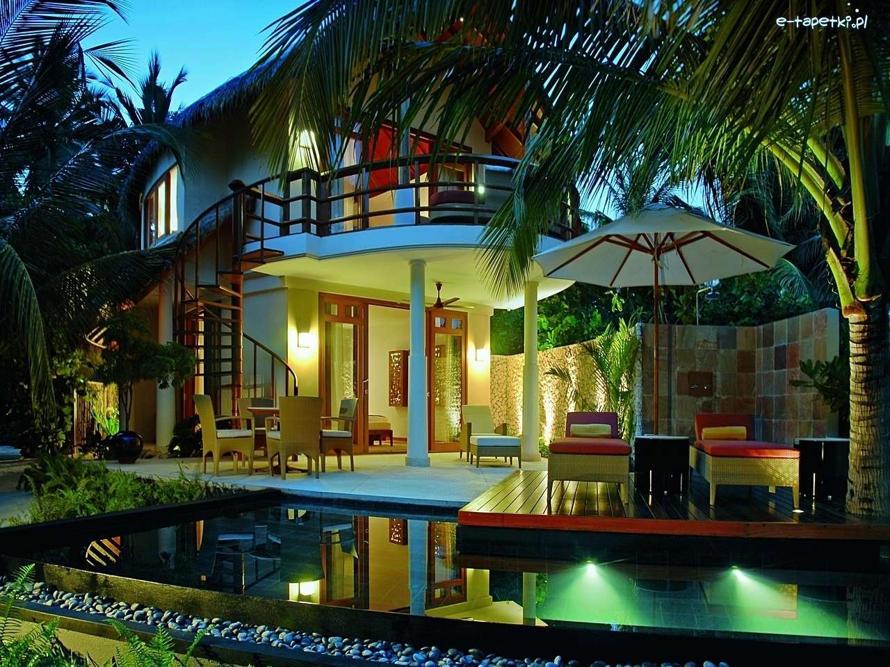 Casa iluminată cu o piscină puzzle online