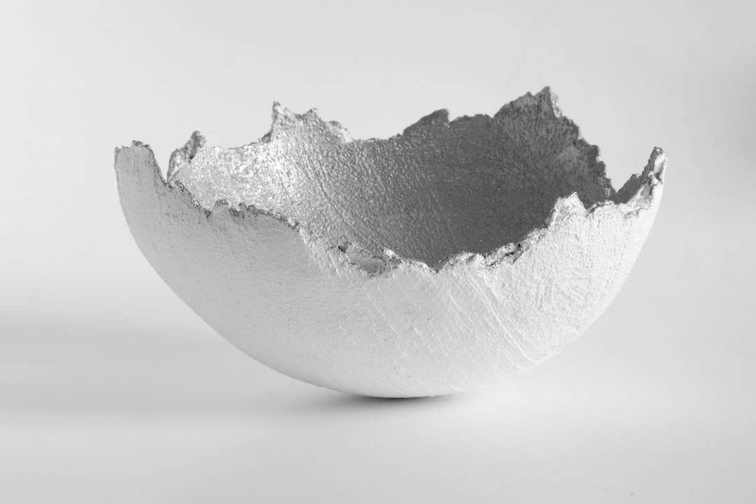 Bílý a šedý kámen na bílém povrchu skládačky online