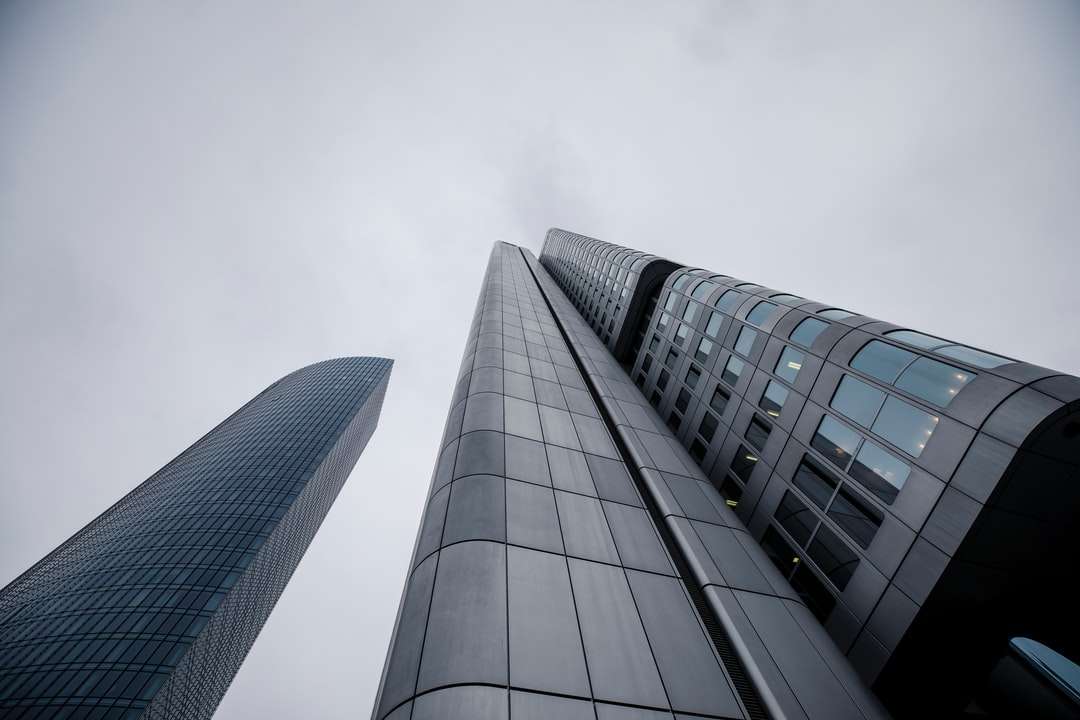 Alacsony szögű fotózás magas emelkedésű épületben online puzzle