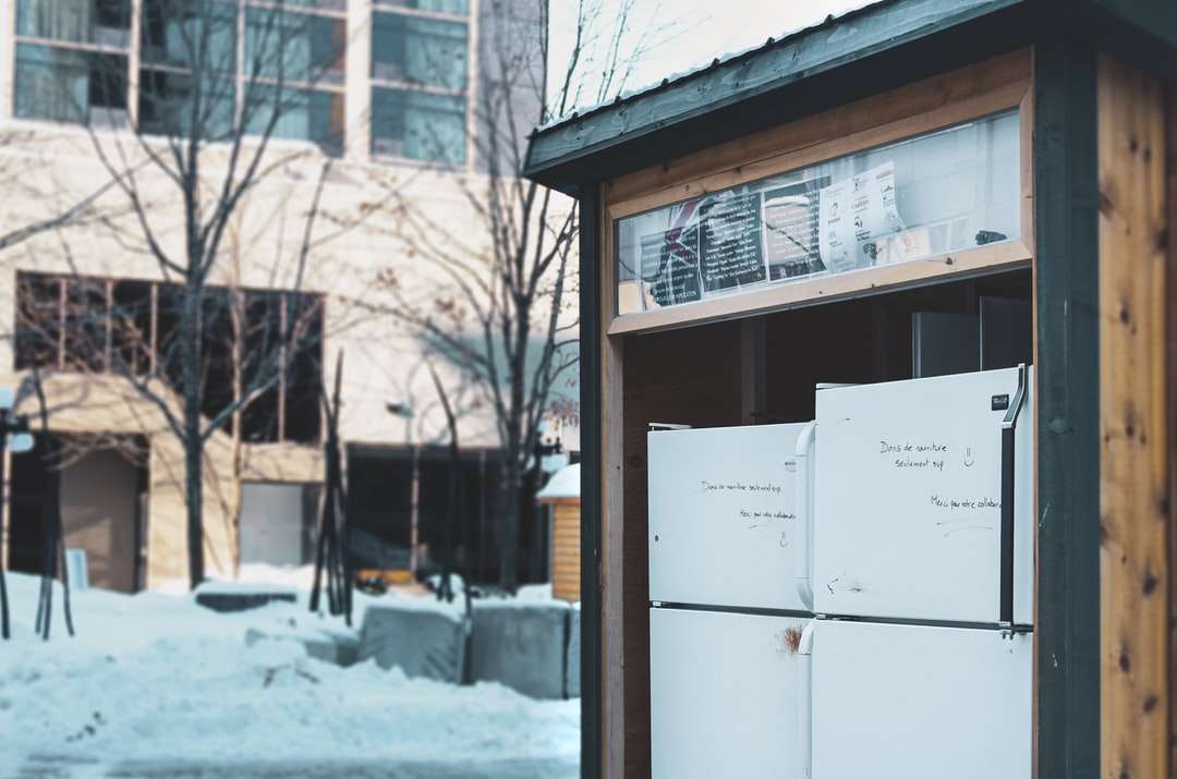 белый холодильник с верхним креплением пазл онлайн