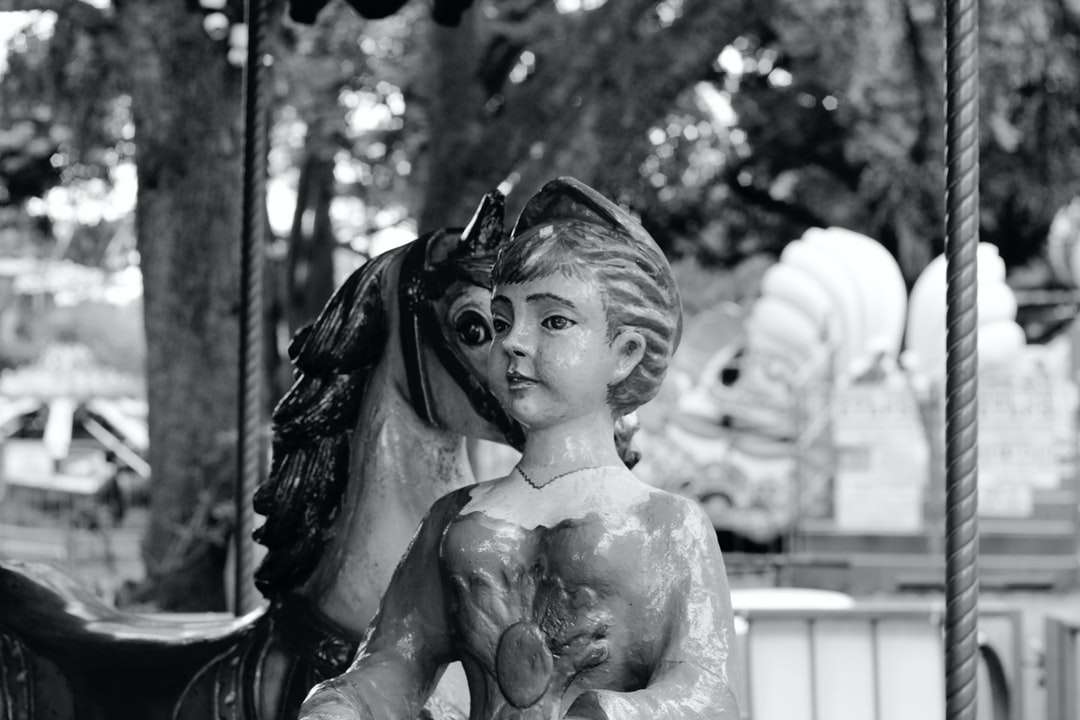 Foto di scala di grigi della statua di angelo puzzle online