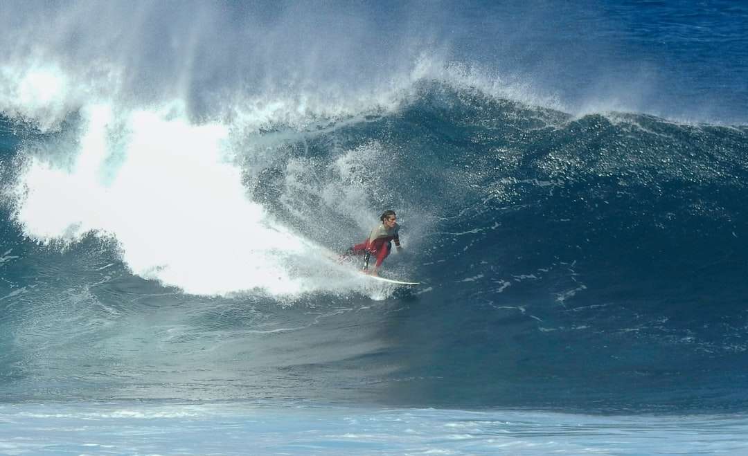 Muž surfování na mořské vlny během dne skládačky online
