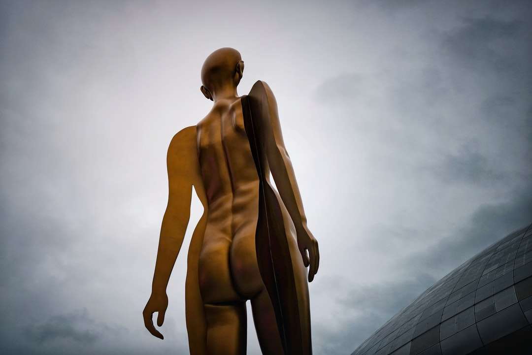 Donna nuda in piedi sul bacino di legno marrone durante il giorno puzzle online