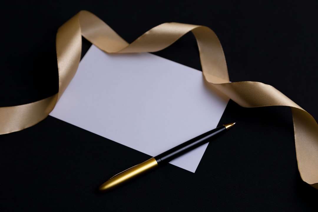 Zlaté a stříbrné kliknutí pero na bílém papíře skládačky online