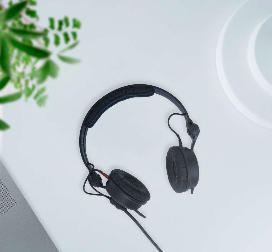 Černá šňůra sluchátka na bílém stole skládačky online