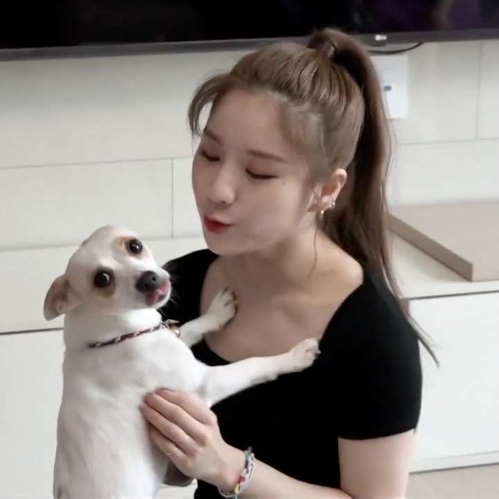 Heejin med sin hund Pussel online